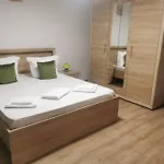 Lovely With Courtyard شقة