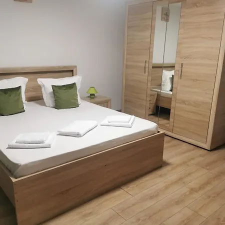 Lovely With Courtyard Appartement