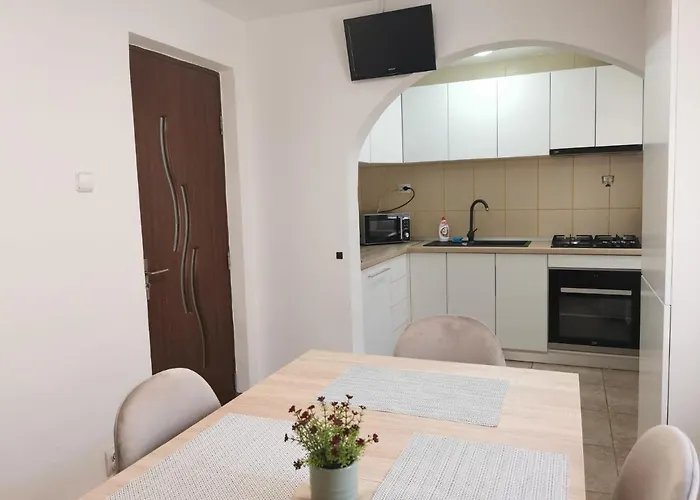 Lovely With Courtyard Apartment *