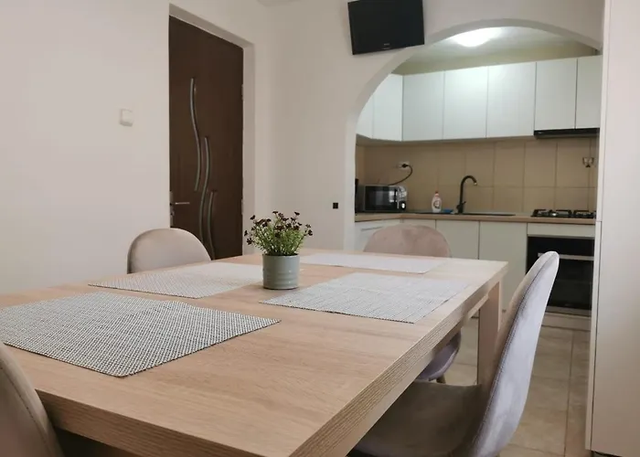 Lovely With Courtyard Apartment Mangalia