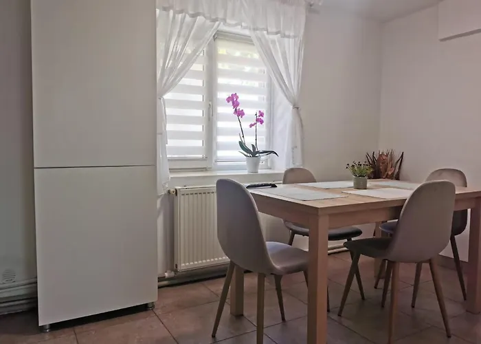 Lovely With Courtyard *